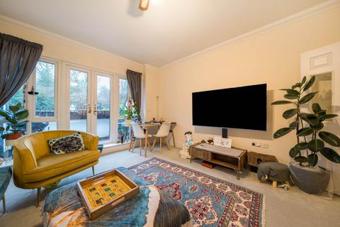 2 bedroom penthouse to rent, Newlands, Tadworth