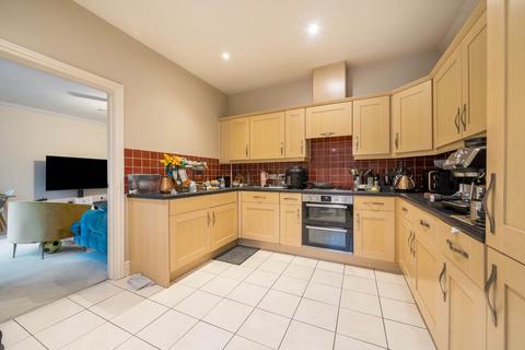 2 bedroom penthouse to rent, Newlands, Tadworth