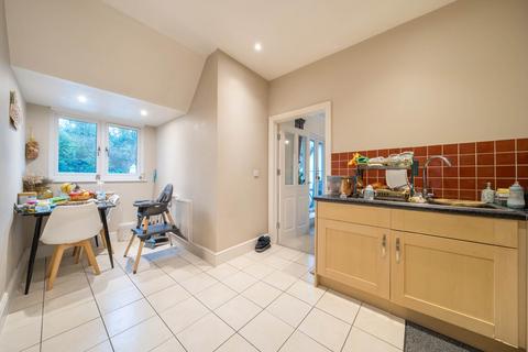 2 bedroom penthouse to rent, Newlands, Tadworth