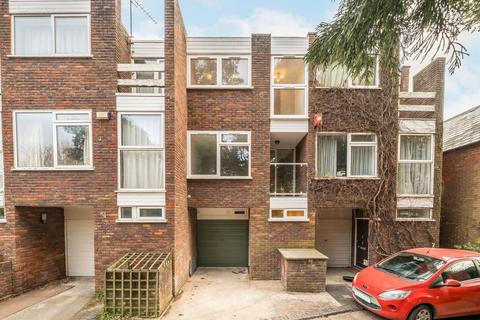 4 bedroom house to rent, Levana Close, London SW19