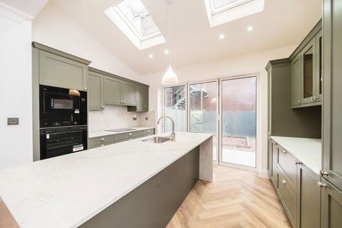 4 bedroom house to rent, Levana Close, London SW19