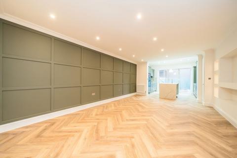 4 bedroom house to rent, Levana Close, London SW19