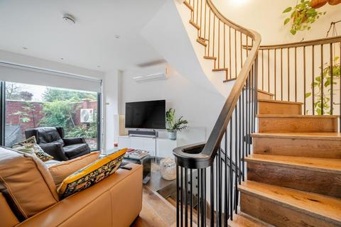 3 bedroom detached house to rent, Gatwick Road,  Southfields,  SW18