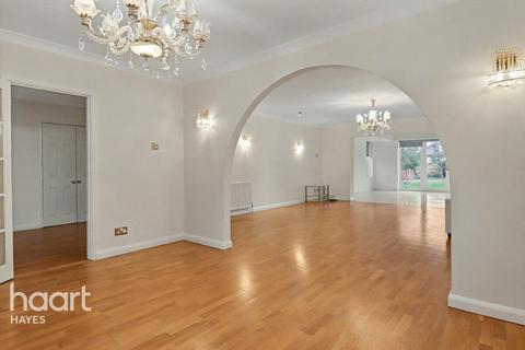 4 bedroom detached bungalow to rent, The Drive, UXBRIDGE