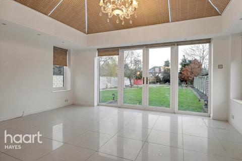 4 bedroom detached bungalow to rent, The Drive, UXBRIDGE
