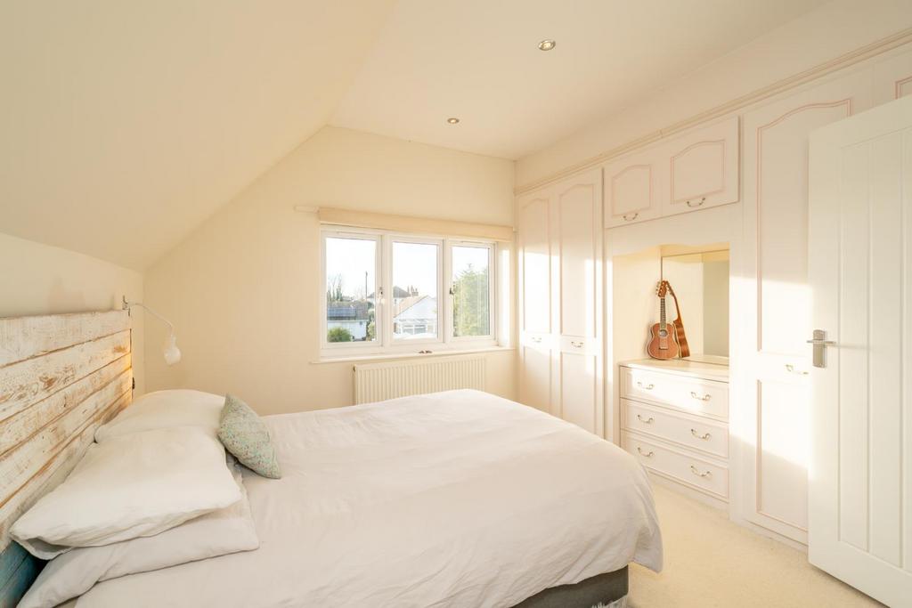 Bedroom 1.jpg