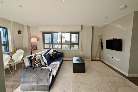 1 bedroom flat to rent, Whitelock House, Lampton Road, TW3