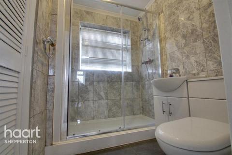 3 bedroom detached house to rent, The Gardens, Feltham