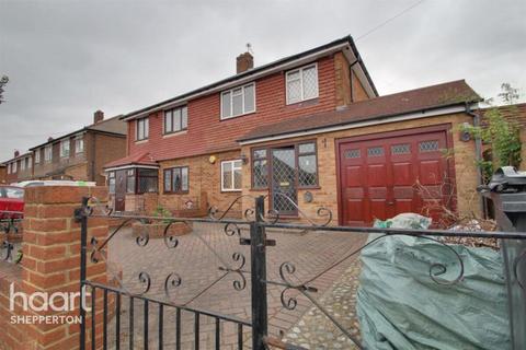 3 bedroom semi-detached house to rent, The Gardens, Feltham