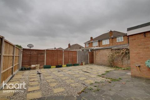 3 bedroom semi-detached house to rent, The Gardens, Feltham