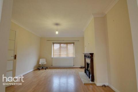 3 bedroom semi-detached house to rent, The Gardens, Feltham