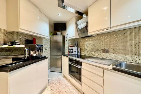 3 bedroom end of terrace house for sale, Cressingham Road, Edgware, HA8