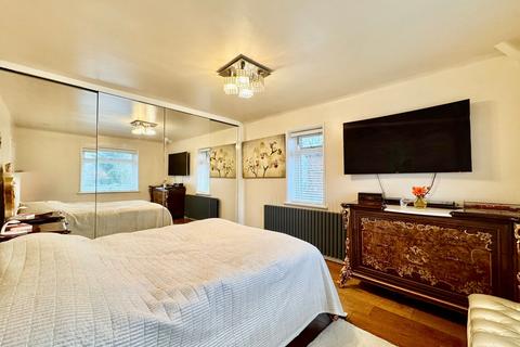 3 bedroom end of terrace house for sale, Cressingham Road, Edgware, HA8