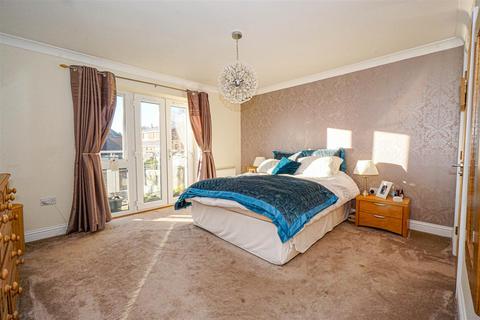 2 bedroom flat for sale, Beachy Head View, St. Leonards-On-Sea