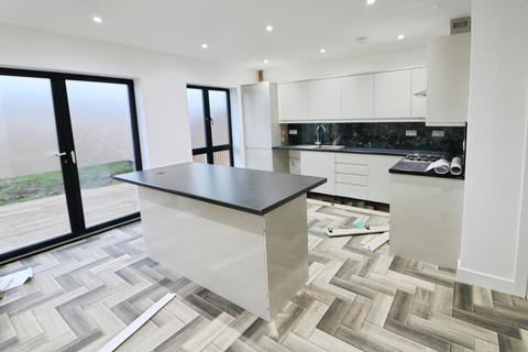 3 bedroom house to rent, Lodge Lane, Romford RM5
