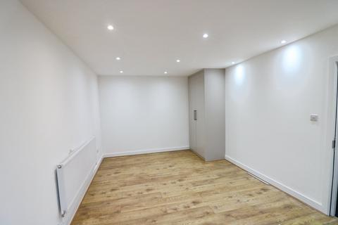 3 bedroom house to rent, Lodge Lane, Romford RM5