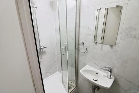 3 bedroom house to rent, Lodge Lane, Romford RM5