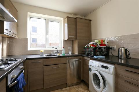 2 bedroom flat to rent, Barratt Close, Leicester, LE2