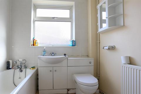 2 bedroom flat to rent, Barratt Close, Leicester, LE2