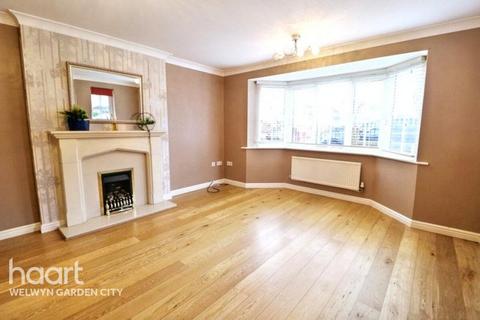 4 bedroom detached house for sale, Cornflower Way, Hatfield