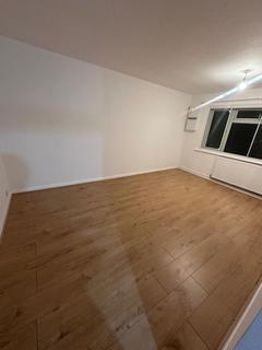 2 bedroom flat to rent, Sutton Hall Road, Hounslow TW5