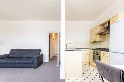 2 bedroom flat to rent, East Hill, Wandsworth Town, London, SW18