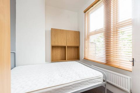 2 bedroom flat to rent, East Hill, Wandsworth Town, London, SW18