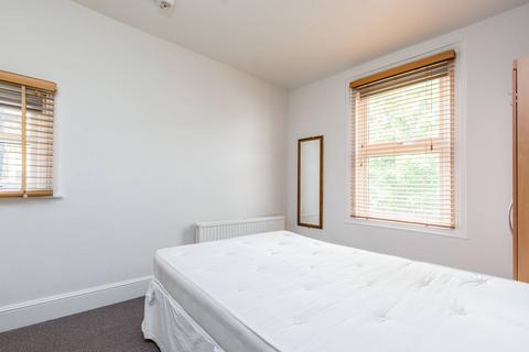 2 bedroom flat to rent, East Hill, Wandsworth Town, London, SW18