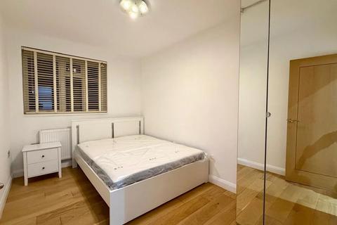 3 bedroom flat to rent, Oaklands Estate, London SW4