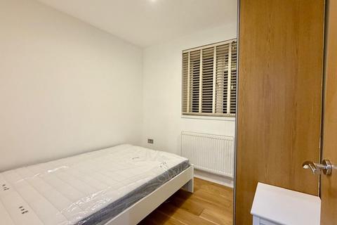 3 bedroom flat to rent, Oaklands Estate, London SW4