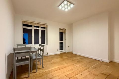 3 bedroom flat to rent, Oaklands Estate, London SW4