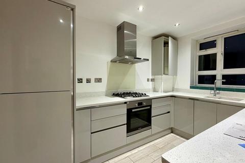 3 bedroom flat to rent, Oaklands Estate, London SW4