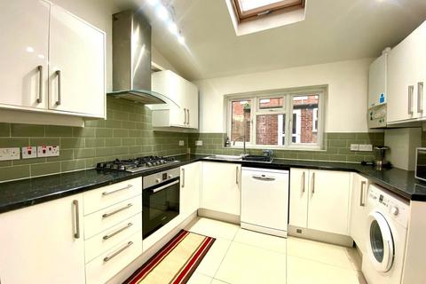 4 bedroom terraced house to rent, London SW17