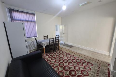 3 bedroom terraced house to rent, 35 Smart Street
