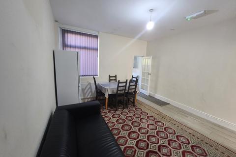 3 bedroom terraced house to rent, 35 Smart Street