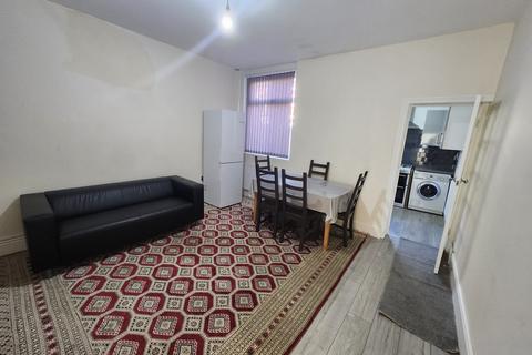 3 bedroom terraced house to rent, 35 Smart Street
