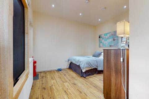 Studio to rent, Anson Road