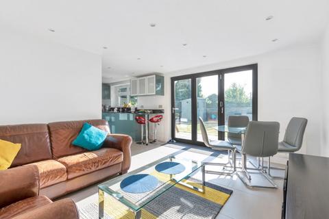 2 bedroom flat to rent, Bramley Close, London, N14