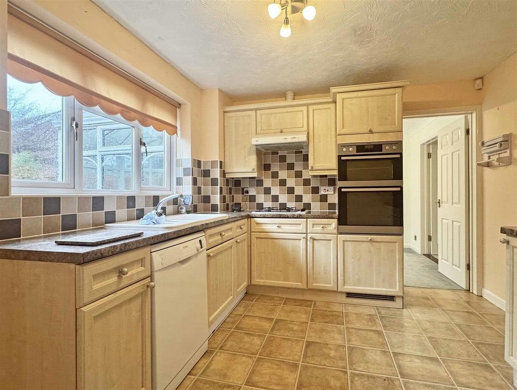 Kitchen b.jpg