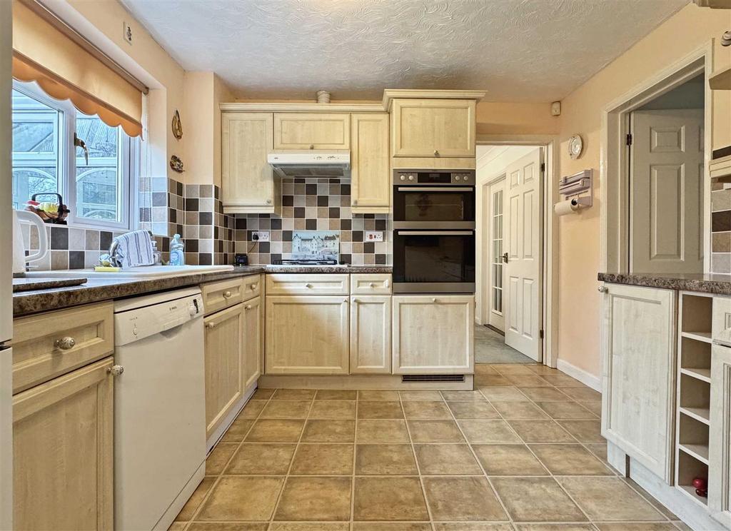 Kitchen b.jpg