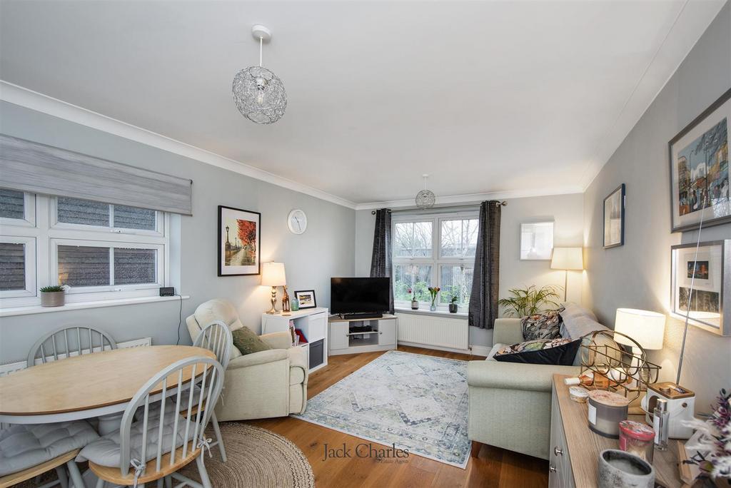 5 St Eanswythe's Court, TN9 2 BF 006.jpg