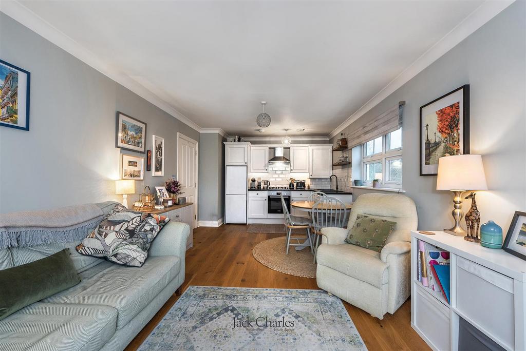 5 St Eanswythe's Court, TN9 2 BF 008.jpg