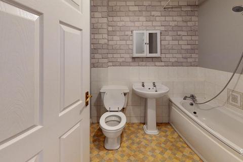 2 bedroom flat to rent, Garner Court, Tilbury , RM15