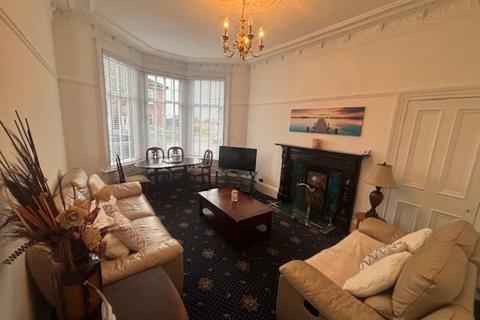 4 bedroom semi-detached house to rent, Carmyle Avenue, Carmyle