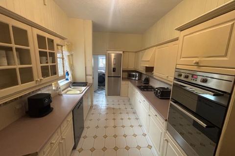 4 bedroom semi-detached house to rent, Carmyle Avenue, Carmyle