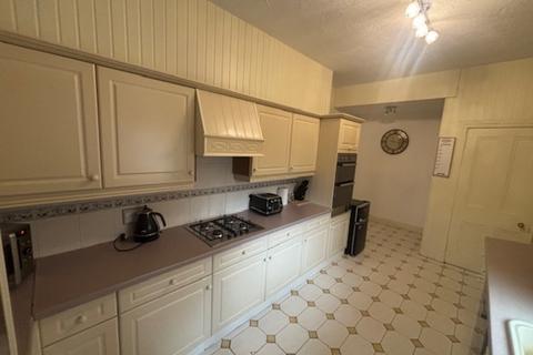 4 bedroom semi-detached house to rent, Carmyle Avenue, Carmyle