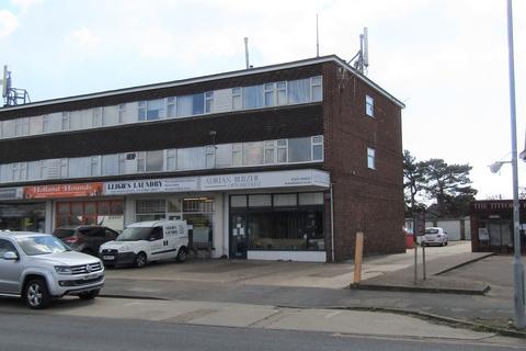 2 bedroom flat to rent, Frinton Road, Clacton-on-Sea CO15