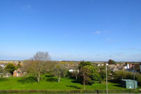 2 bedroom flat to rent, Frinton Road, Clacton-on-Sea CO15