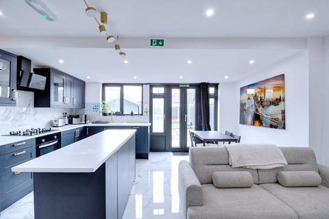 3 bedroom end of terrace house for sale, Mygrove Gardens, Rainham RM13