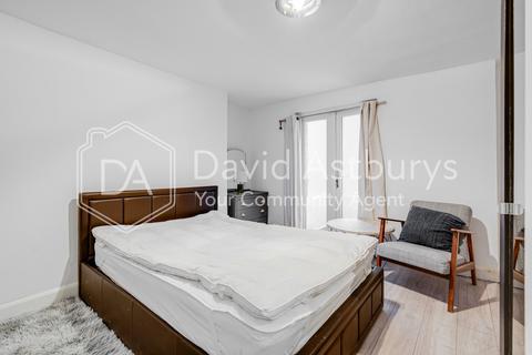 3 bedroom ground floor maisonette to rent, Balls Pond Road, Islington, London
